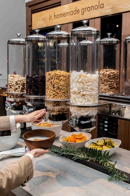 アクティブな旅の一日は朝ごはんから！栄養バランスの良いビュッフェスタイルで味わう朝食付